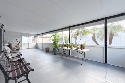 House in Miami, Florida 3 bedrooms, 186.73 sq.m. № 1993993 - photo 20