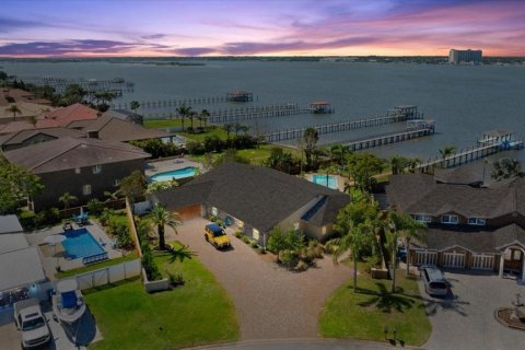 Casa en venta en Daytona Beach, Florida, 4 dormitorios, 325.9 m2 № 1754748 - foto 1