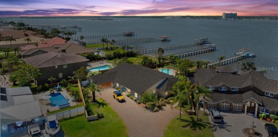 Casa en Daytona Beach, Florida 4 dormitorios, 325.9 m2 № 1754748