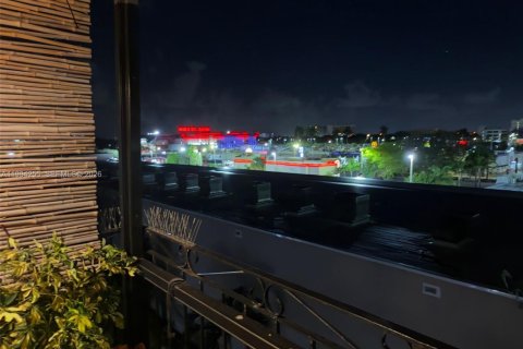 Condo in Miami, Florida, 1 bedroom  № 2056087 - photo 11