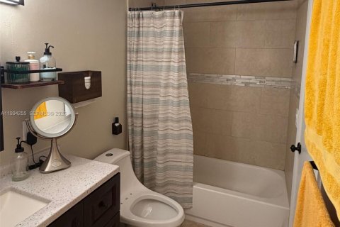 Condo in Miami, Florida, 1 bedroom  № 2056087 - photo 10
