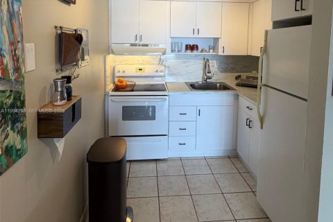 Condo in Miami, Florida, 1 bedroom  № 2056087 - photo 3