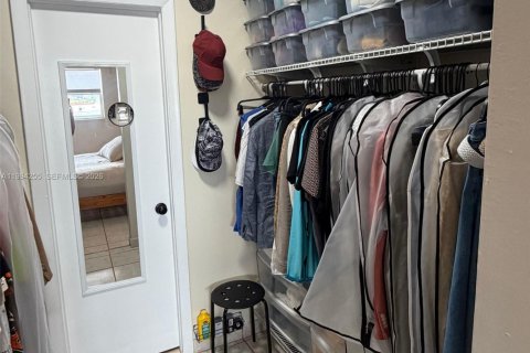 Condo in Miami, Florida, 1 bedroom  № 2056087 - photo 9