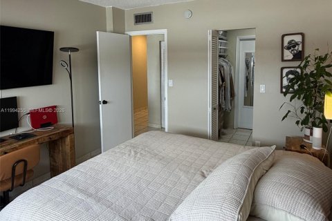 Condo in Miami, Florida, 1 bedroom  № 2056087 - photo 7
