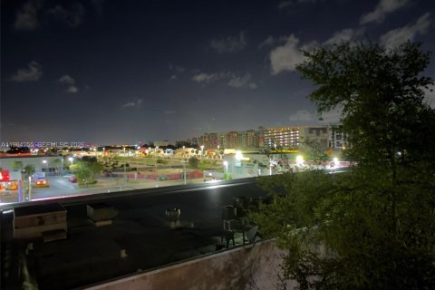 Condo in Miami, Florida, 1 bedroom  № 2056087 - photo 12