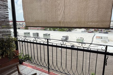 Condo in Miami, Florida, 1 bedroom  № 2056087 - photo 13