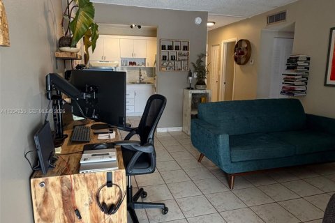 Condo in Miami, Florida, 1 bedroom  № 2056087 - photo 2