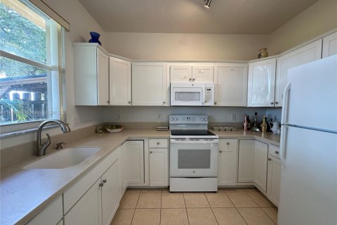 Снять в аренду таунхаус в Майами, Флорида 3 спальни, 155.15м2, № 1973997 - фото 9