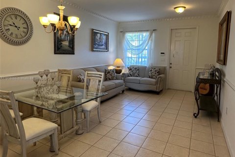 Снять в аренду таунхаус в Майами, Флорида 3 спальни, 155.15м2, № 1973997 - фото 4