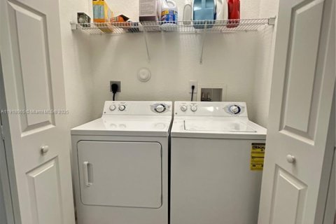 Снять в аренду таунхаус в Майами, Флорида 3 спальни, 155.15м2, № 1973997 - фото 17