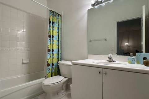 Снять в аренду таунхаус в Майами, Флорида 3 спальни, 155.15м2, № 1973997 - фото 16