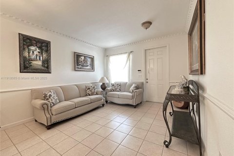 Снять в аренду таунхаус в Майами, Флорида 3 спальни, 155.15м2, № 1973997 - фото 2