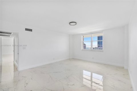Condo in Fort Lauderdale, Florida, 2 bedrooms  № 2031384 - photo 24