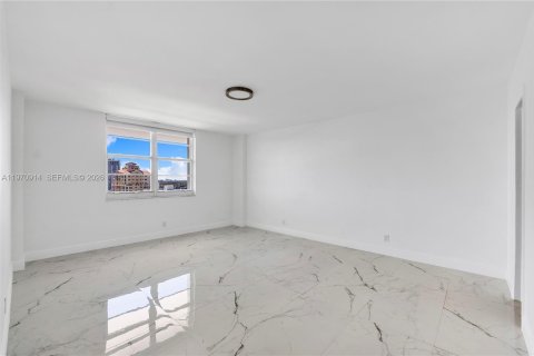 Condo in Fort Lauderdale, Florida, 2 bedrooms  № 2031384 - photo 19