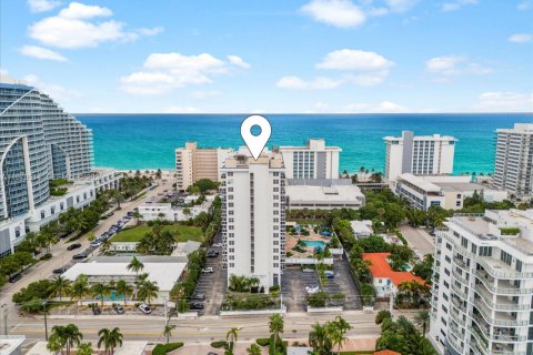 Condo in Fort Lauderdale, Florida, 2 bedrooms  № 2031384 - photo 1