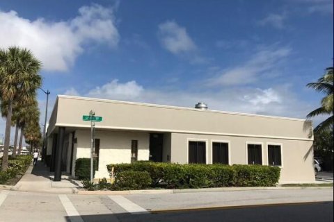 Propiedad comercial en alquiler en West Palm Beach, Florida № 1179562 - foto 1