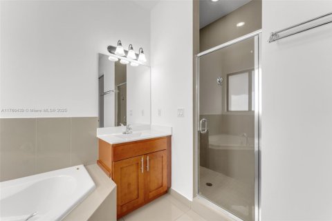 House in Miami, Florida 4 bedrooms, 226.5 sq.m. № 1579736 - photo 22