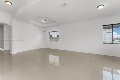 House in Miami, Florida 4 bedrooms, 226.5 sq.m. № 1579736 - photo 7