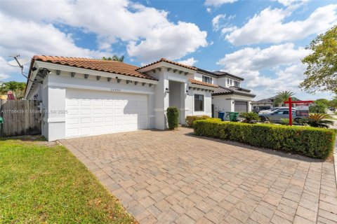 House in Miami, Florida 4 bedrooms, 226.5 sq.m. № 1579736 - photo 5