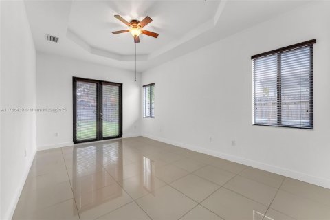 House in Miami, Florida 4 bedrooms, 226.5 sq.m. № 1579736 - photo 17