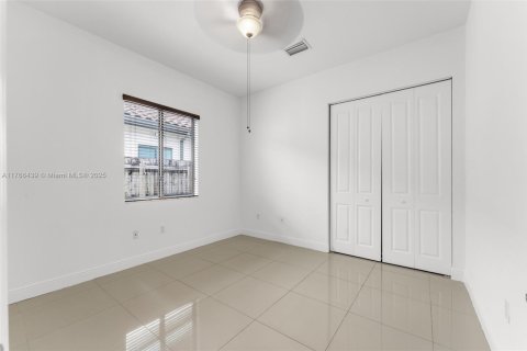 House in Miami, Florida 4 bedrooms, 226.5 sq.m. № 1579736 - photo 30