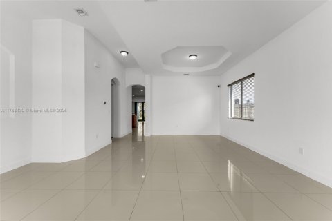 House in Miami, Florida 4 bedrooms, 226.5 sq.m. № 1579736 - photo 8