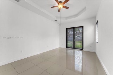 House in Miami, Florida 4 bedrooms, 226.5 sq.m. № 1579736 - photo 18
