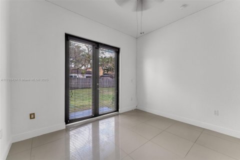 House in Miami, Florida 4 bedrooms, 226.5 sq.m. № 1579736 - photo 27