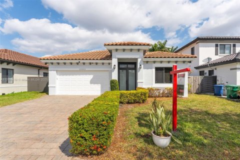 House in Miami, Florida 4 bedrooms, 226.5 sq.m. № 1579736 - photo 1