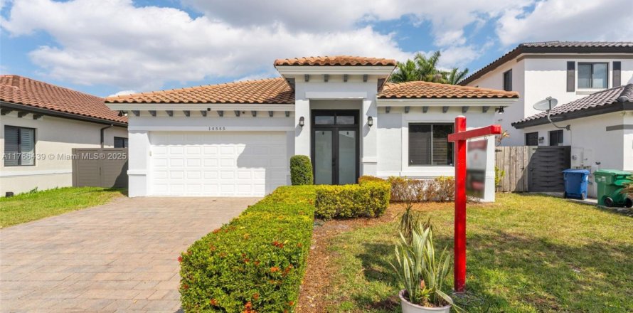 Casa en Miami, Florida 4 dormitorios, 226.5 m2 № 1579736