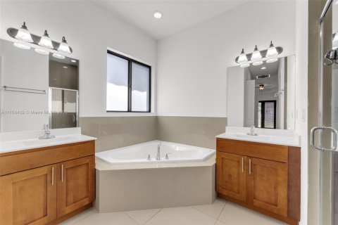 House in Miami, Florida 4 bedrooms, 226.5 sq.m. № 1579736 - photo 21