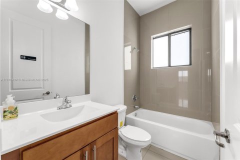 House in Miami, Florida 4 bedrooms, 226.5 sq.m. № 1579736 - photo 29