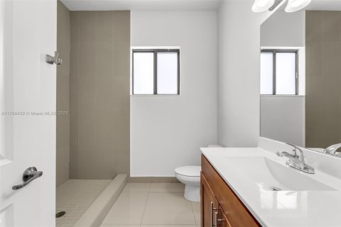 House in Miami, Florida 4 bedrooms, 226.5 sq.m. № 1579736 - photo 25