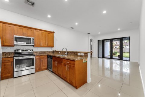 House in Miami, Florida 4 bedrooms, 226.5 sq.m. № 1579736 - photo 11