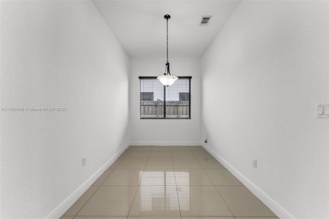 House in Miami, Florida 4 bedrooms, 226.5 sq.m. № 1579736 - photo 10