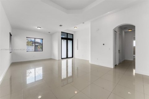 House in Miami, Florida 4 bedrooms, 226.5 sq.m. № 1579736 - photo 9