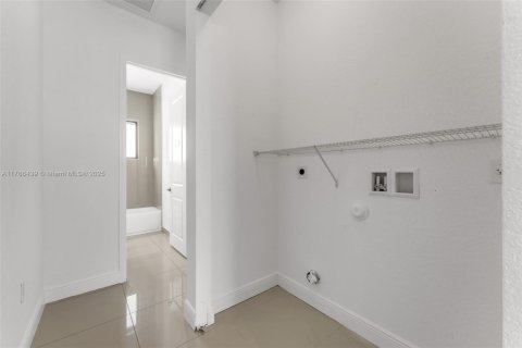 House in Miami, Florida 4 bedrooms, 226.5 sq.m. № 1579736 - photo 28