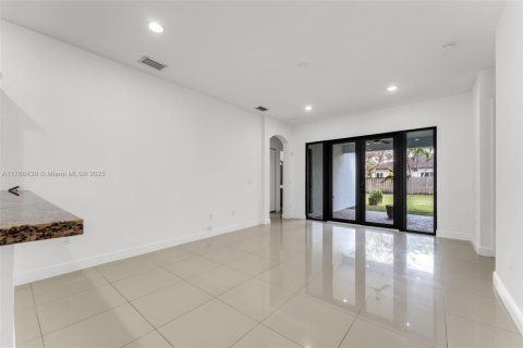 House in Miami, Florida 4 bedrooms, 226.5 sq.m. № 1579736 - photo 15