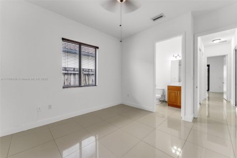 House in Miami, Florida 4 bedrooms, 226.5 sq.m. № 1579736 - photo 14
