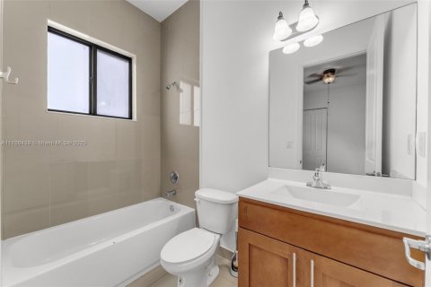House in Miami, Florida 4 bedrooms, 226.5 sq.m. № 1579736 - photo 24