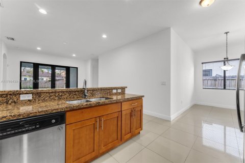 House in Miami, Florida 4 bedrooms, 226.5 sq.m. № 1579736 - photo 13