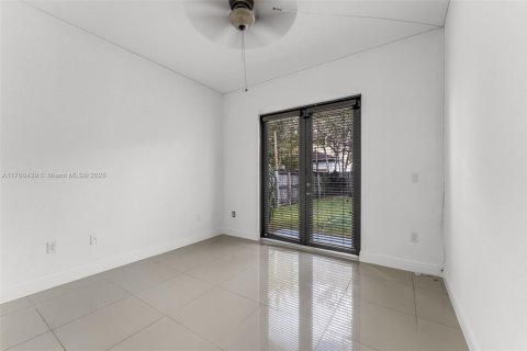 House in Miami, Florida 4 bedrooms, 226.5 sq.m. № 1579736 - photo 26