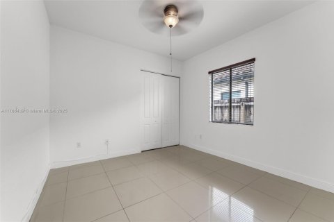 House in Miami, Florida 4 bedrooms, 226.5 sq.m. № 1579736 - photo 23