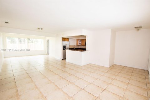Casa en alquiler en Pembroke Pines, Florida, 3 dormitorios, 132.39 m2 № 2012505 - foto 4