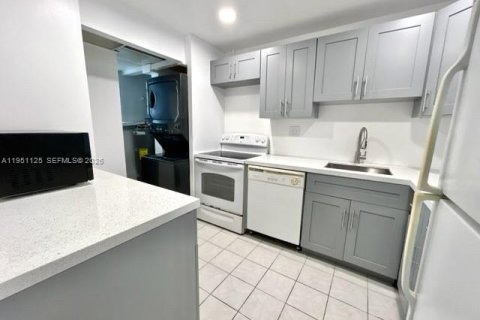 Condo in Tamarac, Florida, 1 bedroom  № 2009644 - photo 3