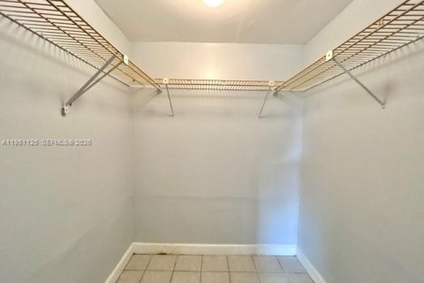 Condo in Tamarac, Florida, 1 bedroom  № 2009644 - photo 12