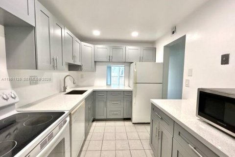 Condo in Tamarac, Florida, 1 bedroom  № 2009644 - photo 2