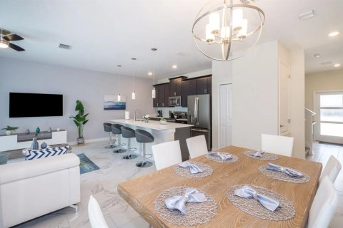 House in Davenport, Florida 5 bedrooms, 286.23 sq.m. № 2210288 - photo 7