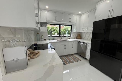 House in Hollywood, Florida 3 bedrooms, 155.7 sq.m. № 2066082 - photo 6