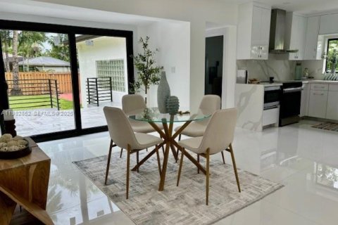 House in Hollywood, Florida 3 bedrooms, 155.7 sq.m. № 2066082 - photo 3